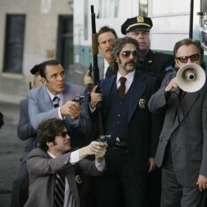 Michael Imperioli con Harvey Keitel e Jonathan Murphy durante un momento dell'episodio 'Tuesday's Dead' della serie tv Life on Mars