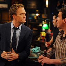 Neil Patrick Harris e Jason Segel in una scena dell'episodio Old King Clancy di How I Met Your Mother