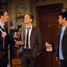 Neil Patrick Harris, Jason Segel e Josh Radnor nell'episodio Old King Clancy di How I Met Your Mother