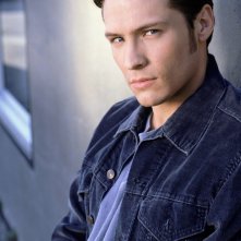 Nick Wechsler in un promo per la terza serie 'Roswell'