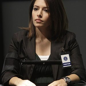 Sarah Shahi durante una scena dell'episodio 'Hit me Baby' della serie tv Life