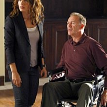 Sarah Shahi e Geoffrey Pierson, nel ruolo di Charlie Crews Senior, in una sequenza dell'episodio 'Trapdoor' della serie tv Life