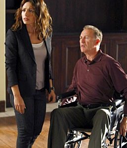 Sarah Shahi e Geoffrey Pierson, nel ruolo di Charlie Crews Senior, in una sequenza dell'episodio 'Trapdoor' della serie tv Life