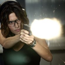 Sarah Shahi impegnata al poligono nell'episodio 'Badge Bunny' della serie tv Life