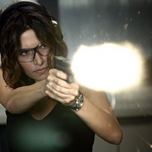 Sarah Shahi impegnata al poligono nell'episodio 'Badge Bunny' della serie tv Life