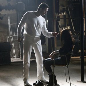 Sarah Shahi insieme a Garret Dillahunt in una scena dell'episodio ' One ' della seconda stagione della serie tv Life