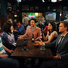 Una scena di gruppo dell'episodio Old King Clancy di How I Met Your Mother