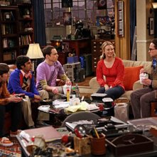 Una scena di gruppo dell'episodio The Dead Hooker Juxtaposition di The Big Bang Theory