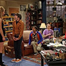 Valerie Azlynn con il cast di regular di The Big Bang Theory nell'episodio The Dead Hooker Juxtaposition