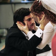 Annie Meisels e René Ifrah in una scena dell'episodio ' Home is Where You Hang Your Holster ' della serie tv Life on Mars