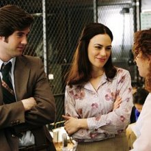 Annie Meisels, Jonathan Murphy e Maggie Siff in una scena dell'episodio ' Home is Where You Hang Your Holster ' della serie tv Life on Mars