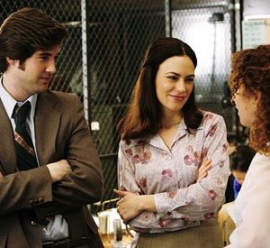 Annie Meisels, Jonathan Murphy e Maggie Siff in una scena dell'episodio ' Home is Where You Hang Your Holster ' della serie tv Life on Mars