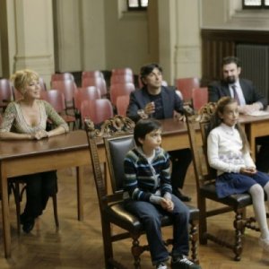 Dal film Ex di Fausto Brizzi: Gianluca Grecchi (al centro) seduto davanti a Nancy Brilli e Vincenzo Salemme.