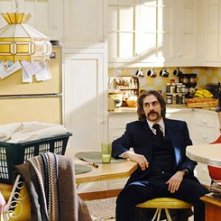 Gretchen Mol, di spalle, insieme a Michael Imperioli e Laura Benanti nell'episodio ' Home is Where You Hang Your Holster ' della serie tv Life on Mars