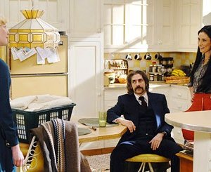 Gretchen Mol, di spalle, insieme a Michael Imperioli e Laura Benanti nell'episodio ' Home is Where You Hang Your Holster ' della serie tv Life on Mars