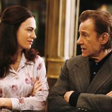 Harvey Keitel con Maggie Siff nell'episodio ' Home is Where You Hang Your Holster ' della serie tv Life on Mars
