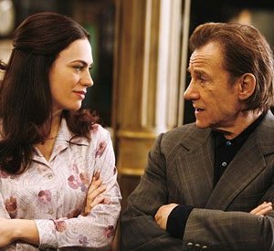 Harvey Keitel con Maggie Siff nell'episodio ' Home is Where You Hang Your Holster ' della serie tv Life on Mars