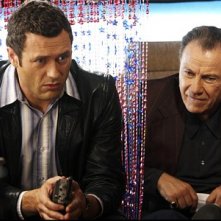 Harvey Keitel e Jason O'Mara nell'episodio 'Coffee, Tea or Annie' della serie tv Life on Mars