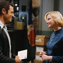 Jason O'Mara e Gretchen Mol in una scena dell'episodio ' Home is Where You Hang Your Holster ' della serie tv Life on Mars