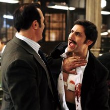 John Cenatiemp, di spalle, e René Ifrah in una scena dell'episodio ' Home is Where You Hang Your Holster ' della serie tv Life on Mars