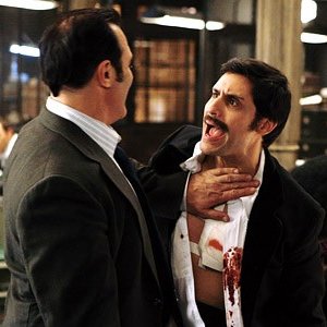 John Cenatiemp, di spalle, e René Ifrah in una scena dell'episodio ' Home is Where You Hang Your Holster ' della serie tv Life on Mars