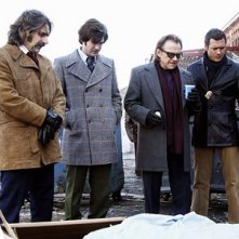 Michael Imperioli, Harvey Keitel, Jason O'Mara e Jonathan Murphy nell'episodio 'Coffee, Tea or Annie' della serie tv Life on Mars