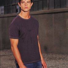 Jason Behr in una foto per la 2 serie di Roswell