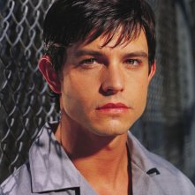 Un primo piano di Jason Behr per la 2 stagione di Roswell