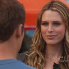 Sara Foster e Dustin Milligan (di spalle) nell'episodio The Dionysian Debacle di 90210