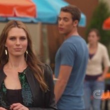 Sara Foster e Dustin Milligan in una scena dell'episodio The Dionysian Debacle di 90210