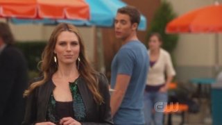 Sara Foster e Dustin Milligan in una scena dell'episodio The Dionysian Debacle di 90210