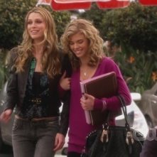 Sara Foster ed AnnaLynne McCord in una scena dell'episodio The Dionysian Debacle di 90210