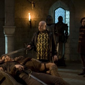 Alex Macqueen, Matt Lucas, Sean Maguire e India de Beaufort in una scena della serie Kröd Mändoon and the Flaming Sword of Fire