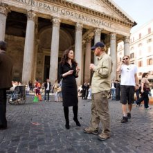 Ayelet Zurer e il regista Ron Howard sul set del film Angeli e Demoni