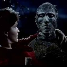 Christopher Lee e Yvonne Furneaux in una scena de La mummia