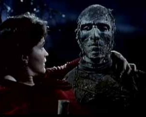 Christopher Lee e Yvonne Furneaux in una scena de La mummia