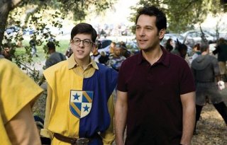 Christopher Mintz-Plasse e Paul Rudd in una scena del divertente film Role Models