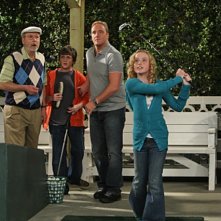 Jay Mohr, Ryan Malgarini, Kathryn Newton e Martin Mull in una scena dell'episodio Gary Uses His Veto di Gary Unmarried