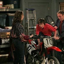 Jay Mohr, Ryan Malgarini, Paula Marshall e Martin Mull in una scena dell'episodio Gary Uses His Veto di Gary Unmarried