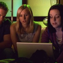 Teddy Dunn, Kristen Bell e Tina Majorino in una scena di Veronica Mars