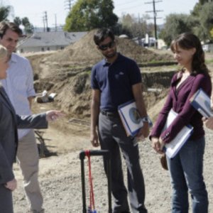Amy Poehler, Paul Schneider, Aziz Ansari, Rashida Jones ed Aubrey Plaza in una scena dell'episodio Canvassing di Parks and Recreation