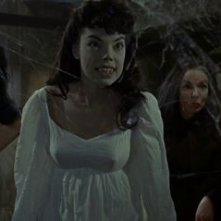 Andree Melly e Marie Devereux in una sequenza di Le spose di Dracula