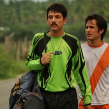 Diego Luna e Gael García Bernal in una scena del film Rudo y Cursi