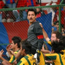 Diego Luna in un'immagine del film Rudo y Cursi