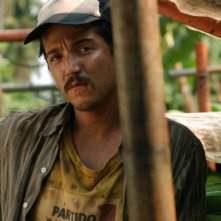 Diego Luna in una scena del film Rudo y Cursi