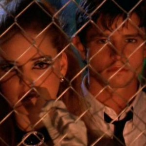 Katherine Heigl e Jason Behr sono Isabel e Max Evans nel primo episodio della serie Roswell
