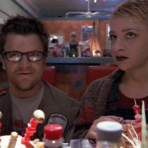 Kevin Weisman e Wendle Josepher interpretano due turisti nel primo episodio del telefilm Roswell