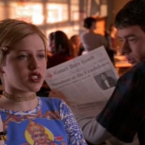 Majandra Delfino (Maria DeLuca) insieme a Colin Hanks (Alex Whitman) nel primo episodio del telefilm Roswell