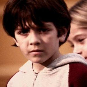 Max a 7 anni interpretato da Daniel Hansen nel primo episodio del telefilm Roswell