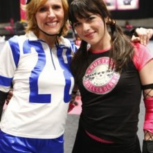 Molly Shannon e Selma Blair nell'episodio Competition di Kath and Kim